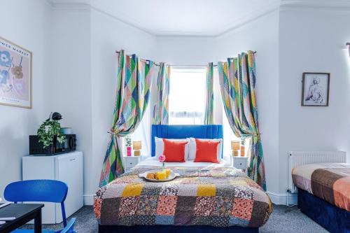 Leamington Spa Apartment | Jephsons Lodge Studio 8 - Free Parking, Netflix, Prime & Disney