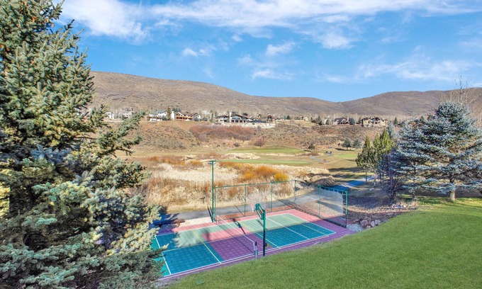 Summit Park House | Jeremy Ranch | Hot Tub | Minutes to Skiing | Located on Nordic Ski Course