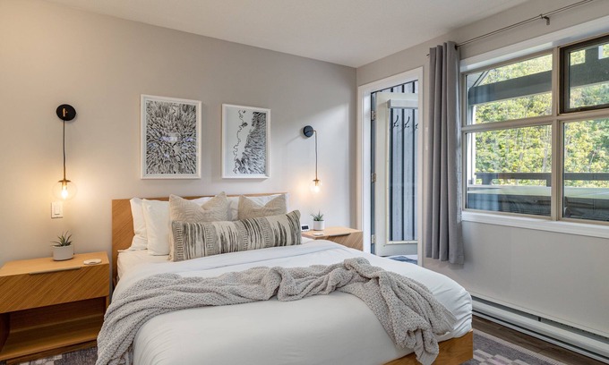 Upper Village House | ❄︎Jersey Cream at Arrowhead Point❄︎ | Renovated 2 BR Ski In/Ski Out | Private Hot Tub