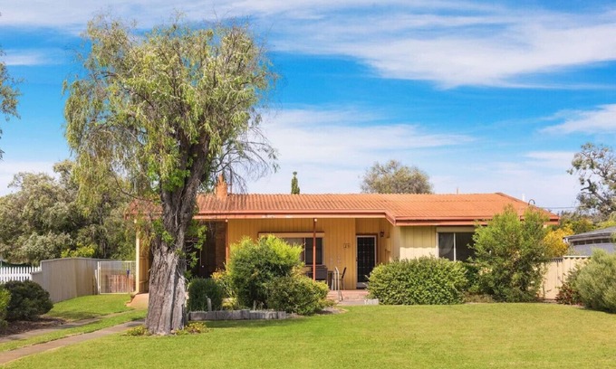 Geographe Cottage | Jetty Jaunt - Family Friendly accommodation walking distance to Busselton Jetty