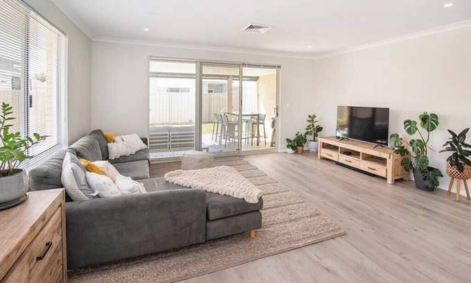 West Busselton House | Jetty Retreat- minutes to town and beach