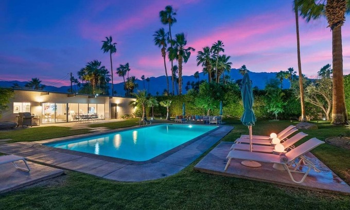 Sunmor House | Jewel of Palm Springs – Private Pool, Hot Tub, Huge Lawn & Mountain Views in Sunmor