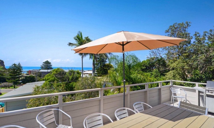 Copacabana House | Jewel on the Glade - 1 Min Walk to the Beach