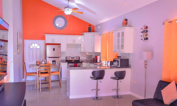Kingston House | 2Bedroom*King Size Bed* Swimming Pool *Gated*Secure