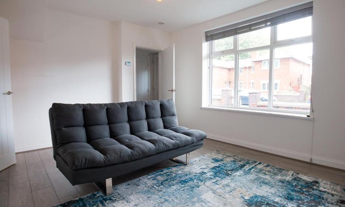 Walsall House | JOIVY Charming 3-bed house in Walsall