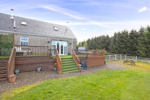 Kelty Apartment | JOIVY Greenknowes Cottage with Hot Tub & Fireplace