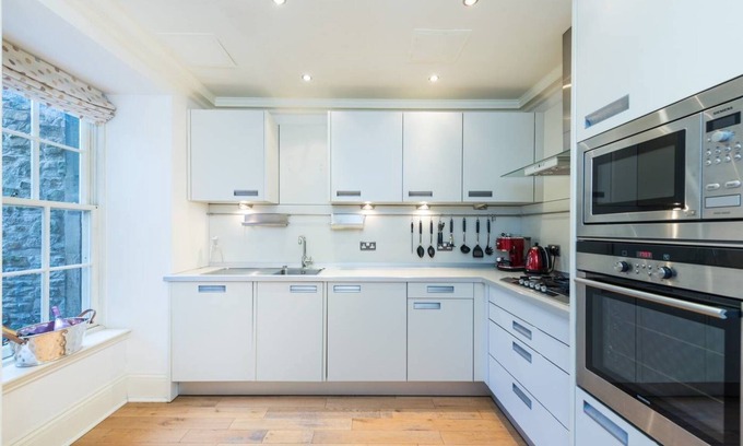 New Town Apartment | JOIVY Luxury Carlton Terrace Main Door Apartment