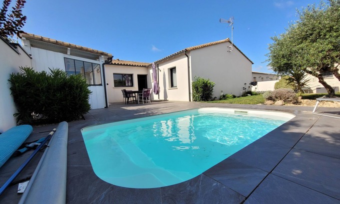 Chauray House | Jolie Maison au Calme Avec Piscine Chauffée et Cuisine D'été Dans un Lotissement