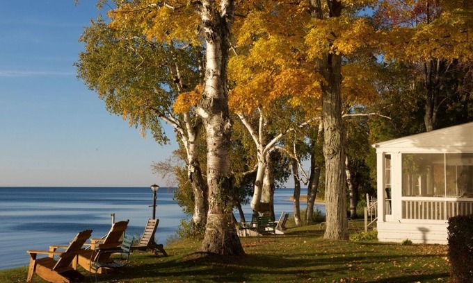 Lake Leelanau Cottage | JOLLI-LODGE~Beach Resort in Leland