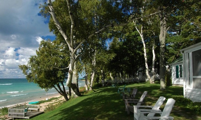 Lake Leelanau Cottage | JOLLI-LODGE~Beach Resort in Leland