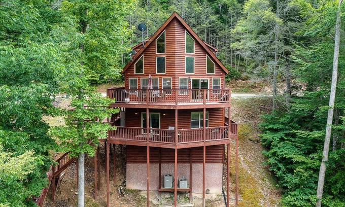 Lakeside Estates House | Jolly Mon-Lakefront cabin w/private dock & hot tub, community pool