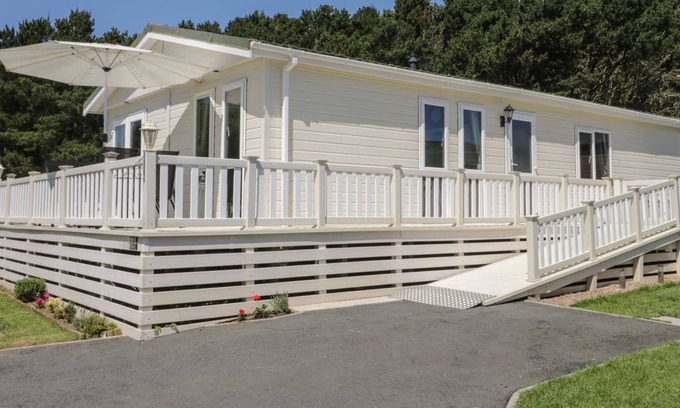 Cayton Bay Cabin | Jonstone Pines Lodge at Cayton Bay Holiday Park