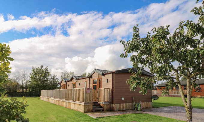 Newton on Derwent Cottage | JORVIK LODGE, with hot tub in Wilberfoss