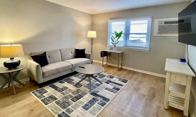 Joslyn Castle Apartment | Joslyn 5-One Bdrm walk to UNMC