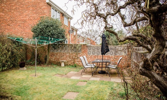 Kempston Villa | Jowitt Avenue | Detached House | Parking & Garden | eco-Short Term Let by SILVA