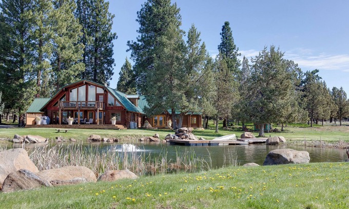 Sisters House | Jumping Juniper Ranch sleeps 12, private pool, sauna, disc golf, mountain views