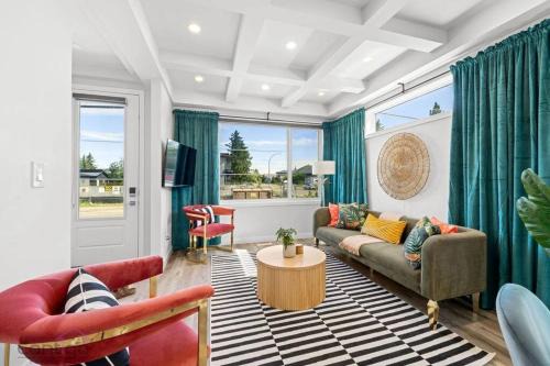 Jasper Place House | Jungle House, AirCon, Sleeps 8, Near WEM & DT!