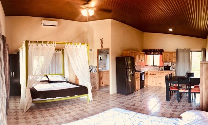 Parrita House | JUNGLE STUDIO 2 beds AC + POOL + ZIPLINE
