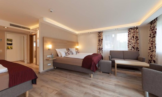 Mengen Apartment | Junior Suite mit Boxspringdoppelbett, Badezimmer, Flachbild-TV und Südbalkon