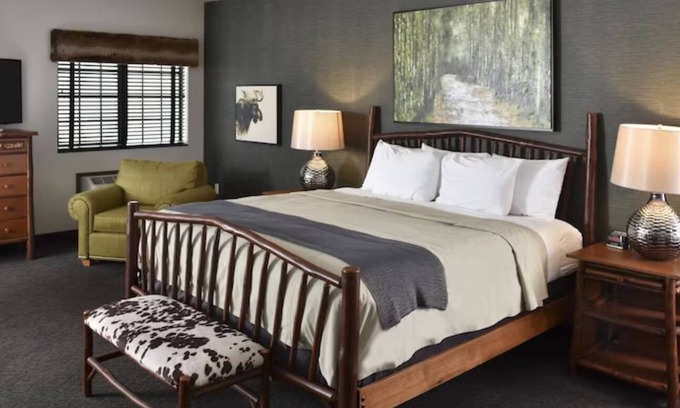 Broken Arrow Hotel | Junior Theme Suite w/Whirlpool, Living Area, Stoney Creek Tulsa, Pool