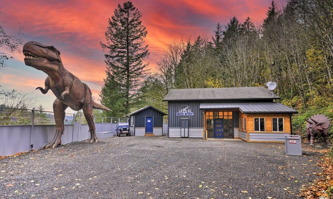 Washougal House | Jurassic Retreat: Hot Tub & 7 Life-Size Dinosaurs!