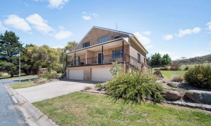 Kalkite House | Just 20 mins from Jindabyne and 50 mins from Perisher and Thredbo.