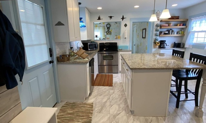 Lakeside House | Just a few blocks from Lake Erie! 4 season home with a cozy cottagey feel.