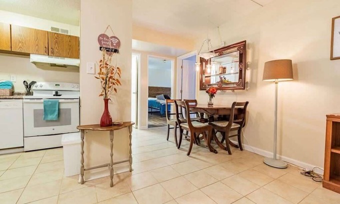 East Ridge Apartment | Just a mile from I-24 and a quick 3-minute drive to great BBQ!