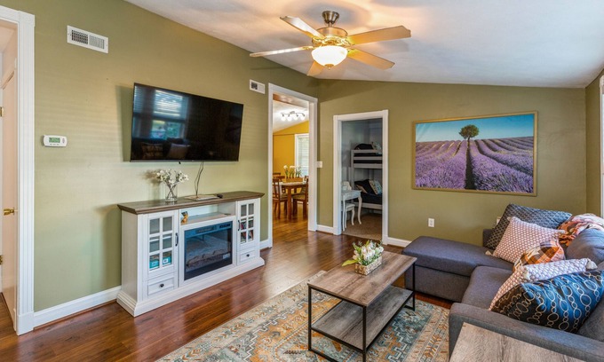 Michigan City House | Just as the title says: Comfy Cozy. Very cute house in a quiet residential neighborhood.