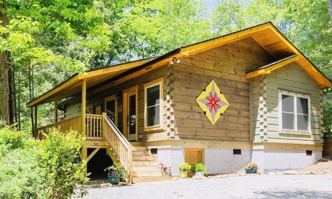 Grace Cabin | “Just BEE🐝Log Cabin"-Stunning, peaceful, NEW , -10 min to Dwtn Ashe