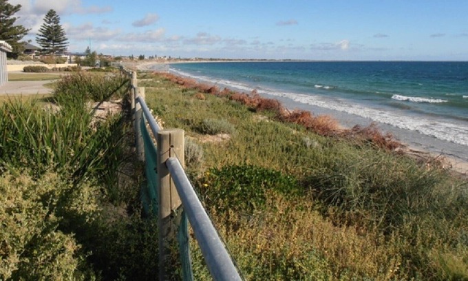 Warnbro House | Just minutes walk to beach