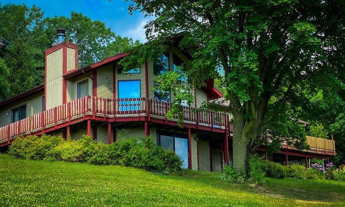 Elizabeth House | Just rehabbed, amazing views on 300 acre ranch, animals, trails, hottub, pond