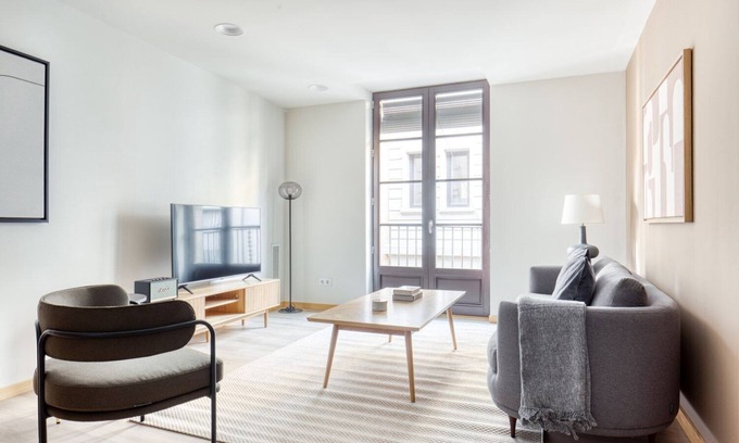 El Born Apartment | Just Renovated El Born 2BR nr Port Vell, by Blueground