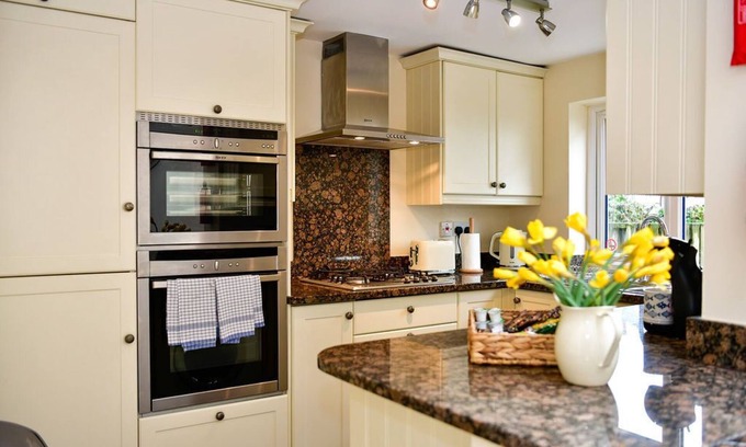 Mumbles Cottage | Just Stay Wales - Castle Square Cottage