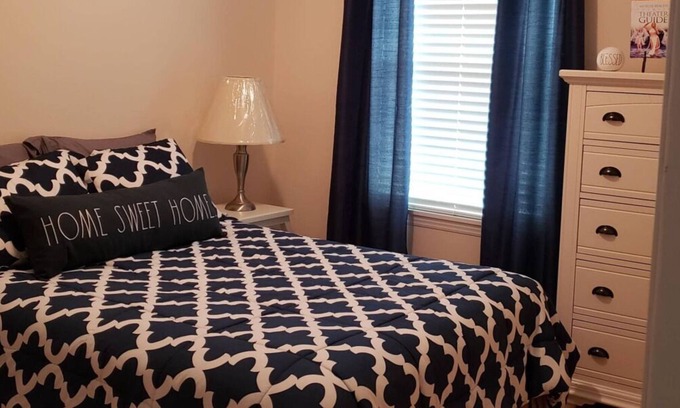 Longs House | Just What You Were Looking For! Outdoor Pool Close to Ripley's Aquarium
