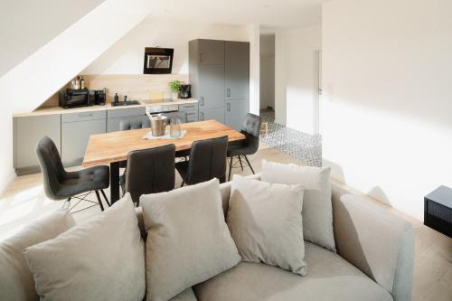 Greetsiel Apartment | Küsten Suite West seitliche Wasserlage, 1 Balkon, 90qm