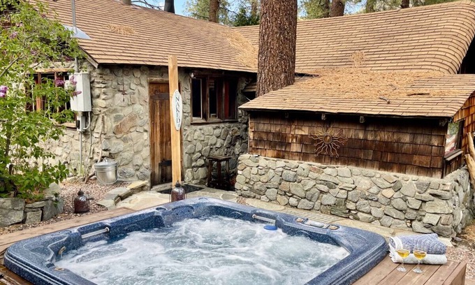 Wrightwood Apartment | K- MR · Hot Tub, Fireplace, Wifi, Moonlight Retreat