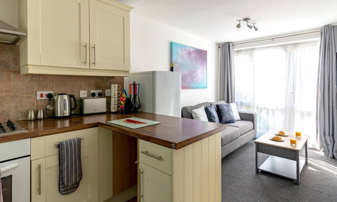 Seisdon Apartment | K Suites - Lovely 3 bed House w/ FREE parking