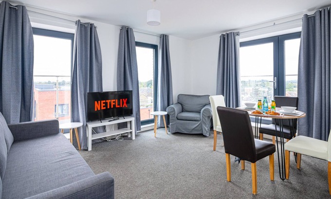George Green Apartment | K Suites - Modern Central 1 bed w/ free parking