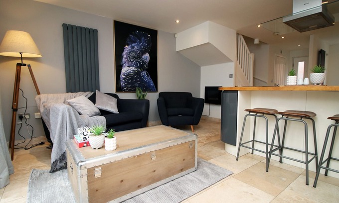 Penylan House | K Suites - Spacious 4 bed House w/ free parking