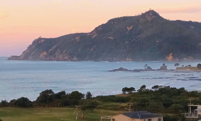 Rings Beach Cottage | K West holiday home with pacific ocean and mercury views