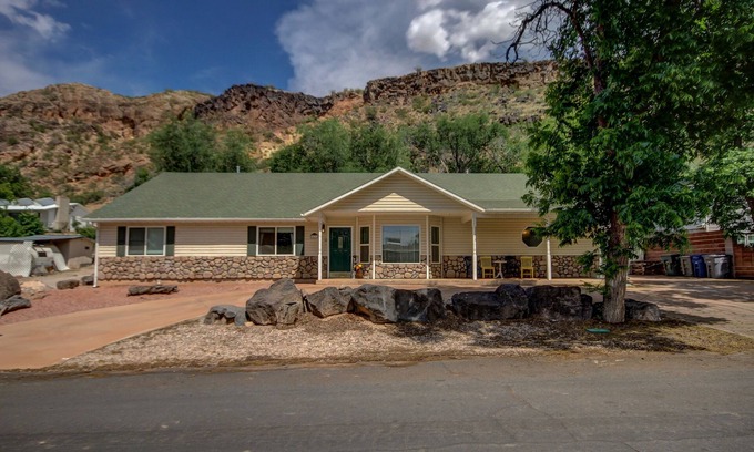 Hurricane House | KABINO: Mountain Trail Access Foosball Table Private Yard Firepit WiFi Grill
