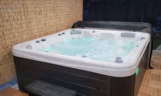Pocono Summit House | KALAHARI, CAMELBACK-enjoy all seasons with a HOT TUB, pool, fire pit & game room