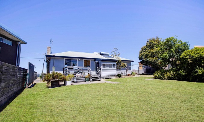 Kalimna House | Kalimna Holiday House: Relax and enjoy the magnificent 180-degree water views