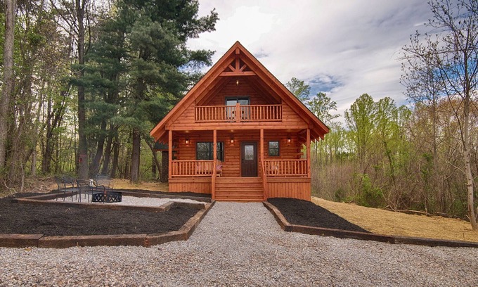 Logan Cabin | Kalli's Luxury Retreat- Unique Couple's Cabin