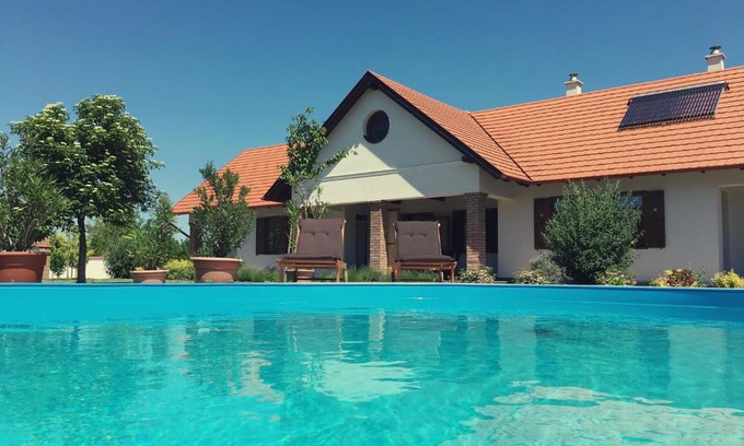 Poroszlo House | Kamillaház