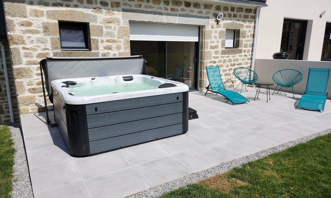 Plounevez-Lochrist House | Kanevedenn - Maison Spacieuse Avec SPA Extérieur Privatif à 5 Minutes des Plages