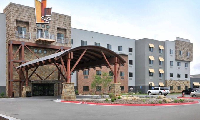 Independence Hotel | Kansas City Family Getaway: Lodge with 2 Pools, Pet Friendly | 4 Units