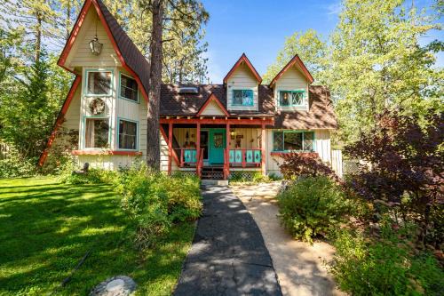 Summit Estates House | Kapers - Located in a beautiful quiet area of Big Bear Lake, walking distance to Snow Summit!