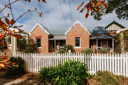 Central Mudgee House | 'Kareela & Kialla Cottages' Charming Family Getaway